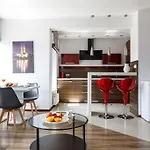 Сlose-Urban Chic - Great Location - 2 Bedrooms& Legnicka