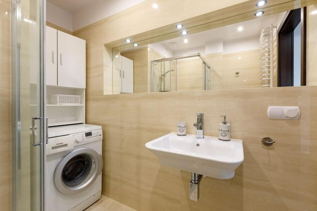 сlose-urban Chic - Great Location - 2 Bedrooms& Legnicka Wroclaw