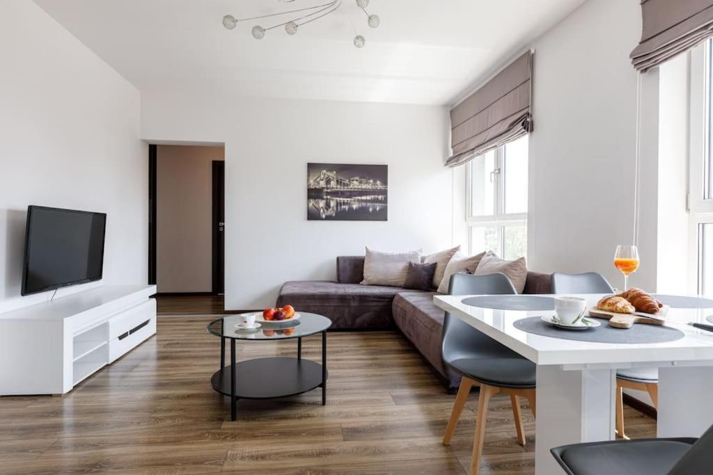 Apartment сlose-urban Chic - Great Location - 2 Bedrooms& Legnicka