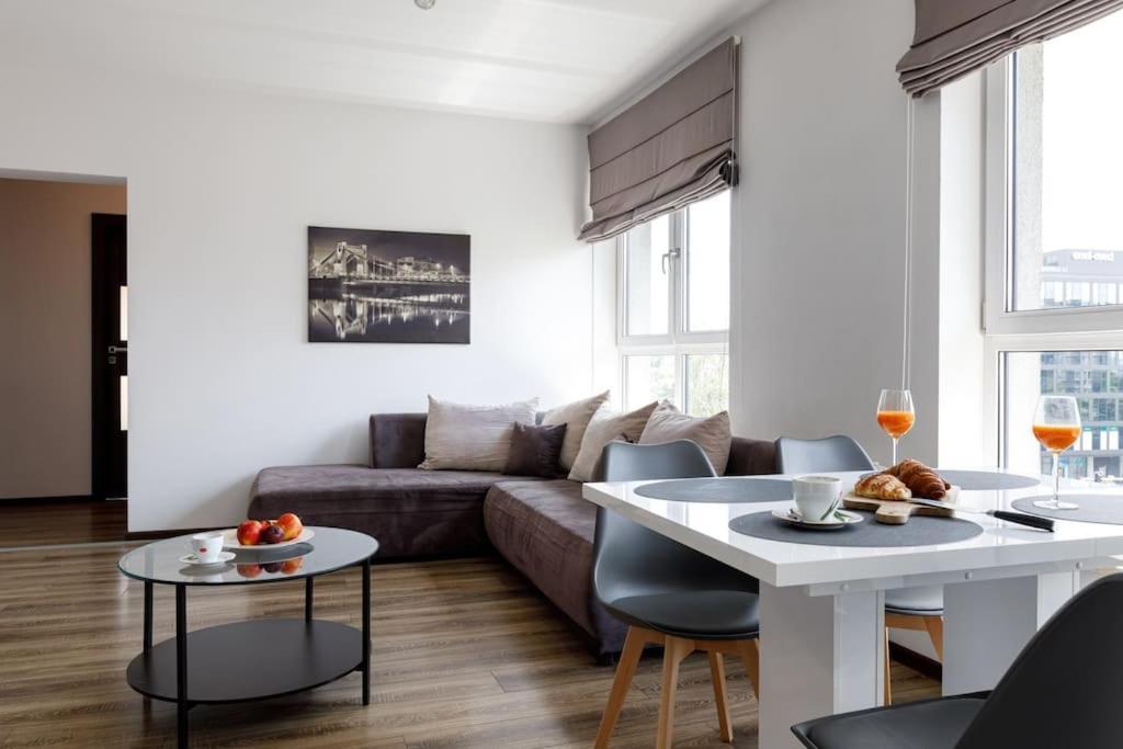 Apartment сlose-urban Chic - Great Location - 2 Bedrooms& Legnicka *