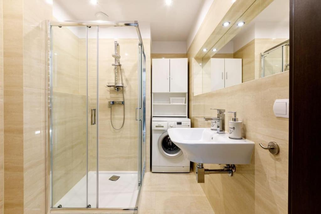 Apartment сlose-urban Chic - Great Location - 2 Bedrooms& Legnicka