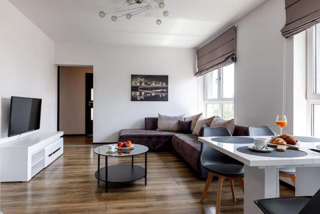 Apartment сlose-urban Chic - Great Location - 2 Bedrooms& Legnicka